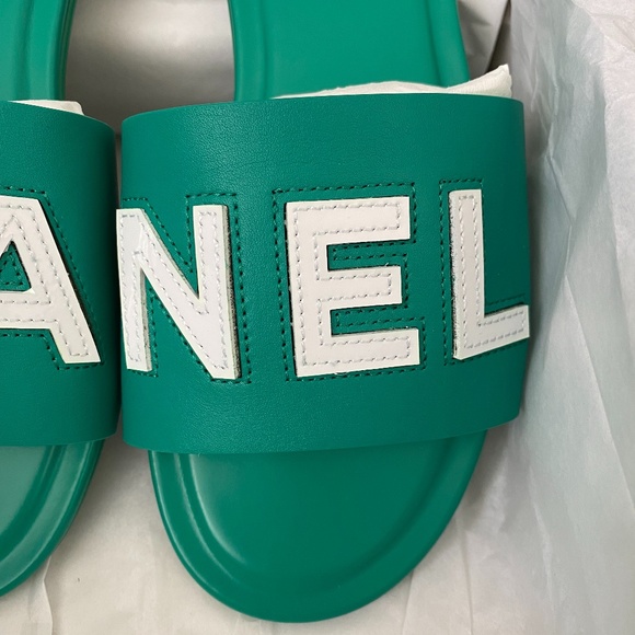 2023 CHANEL CHA NEL LOGO GREEN LEATHER FLAT SHOES SLIDES MULES 37.5 - Picture 4 of 16